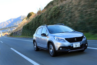 中央自動車道を東京から八ヶ岳方面へ。独自開発の全天候型ゴムが使用された「ベクター4シーズンズ」は、高いグリップ性能と操縦安定性を発揮する。