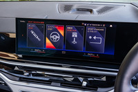 ドライブモードはダンパーやステアリング、駆動系の3種類を好みのセッティングで登録できる「スポーツインディビジュアル」も用意されている。