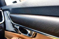 写真は「V90クロスカントリー」専用のブラックウォールナットのウッドパネル。木目の凹凸をあえて残すオープンポアー仕上げとなっている。