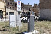 【写真B】ペルージャ県ベヴァーニャ村の無料駐車場で。片隅に設置された普通充電設備。