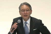 提携発表の記者会見に臨む、本田技研工業の三部敏宏 代表執行役社長。三部氏によれば、「新会社から生まれるEVはホンダブランドのEVとは別物」で、ホンダのEV戦略は今回のジョイントベンチャーとは別に、継続的に進められるという。