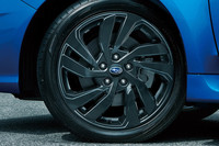 ブラック塗装の18インチアルミホイールを採用。