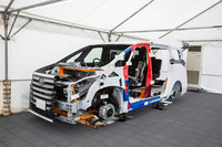 新型「ヴェルファイア」のカットモデル。吉岡さんらが動的質感を高めるために知恵を絞った部分が、色分けして示されている。