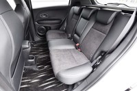 後席はウルトラスエードと合成皮革で仕立てられている。専用デザインのフロアカーペットマットも備わる。
