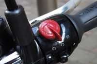 ロイヤルエンフィールドのモデルの特徴である、ロータリー式のスタータースイッチ。右スイッチボックスにはライディングモードのセレクトスイッチも備わっており、オフロードなどでは後輪のABSをカットできる。