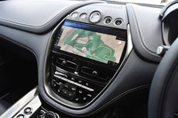 10.25インチのタッチ式ディスプレイの上部にエンジンスターターとシフトセレクタースイッチを配置。トリムのカラーや素材、加飾パネルなどの仕様はオーダーメイドプログラム「Q by Aston Martin」によってパーソナライズできる。