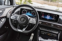 ステアリングホイールのスポーク部には、他のメルセデス・ベンツ車と同様、メーター表示やオーディオ、運転支援システムを操作するスイッチが並ぶ。シフトパドルは回生ブレーキの調整に用いる。