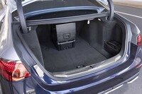 クーリングボックスがはみ出しているため、トランクルームはコの字型に。大きな荷物がある場合は専用の伴走車が必要になる。