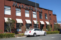 「MARINE & WALK YOKOHAMA」の赤レンガをバックに記念撮影。うーん。何度見ても記者には似合わぬ、おしゃれな商業施設である。