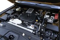 「ランクル“250”」には、もはやおなじみの2.7リッター直4ガソリンエンジン「2TR-FE」と、2.8リッター直4ディーゼルターボエンジン「1GD-FTV」を設定。後者は“70”と基本的に同じエンジンだが、出力を保ちつつターボを小型化して応答性を高めるなどの改良が加えられている。
