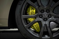 展示車両に装着された23インチのカーボンホイールと、カーボンセラミックブレーキ。