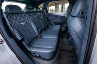 後席背もたれには40：20：40の分割可倒機能が備わる。後席用のエアコンやブラインド、シートヒーターなどの操作が行える着脱式の「タッチスクリーンリモート」も装備される。