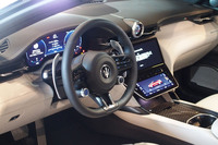 「マセラティ・グランカブリオ トロフェオ」のコックピット。上下2段式のタッチスクリーンやデジタル式の「マセラティウオッチ」が目を引くインストゥルメントパネルデザインは「グラントゥーリズモ」に準じたもの。