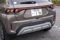 左右がひとつながりのリアコンビランプが実際よりも車体をワイドに見せる。クーペボディーを採用するためか、テールゲートの開口部がだいぶ高い位置に設定されている。