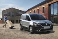 同時にお披露目された商用バージョンの「カングー バン」。黒いバンパーがフロントマスクの大半を覆っている。