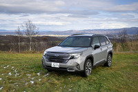 北海道の北部、美深町に位置する「スバル研究実験センター美深試験場」をベースに、あらためて新型「フォレスター」の公道試乗も行った。写真は「プレミアムS：HEV EX」で、車両本体価格は459万8000円。