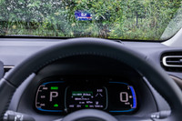 4.2インチのマルチインフォメーションディスプレイを内蔵するデジタルメーターが標準装備される新型「アクア」。カラーヘッドアップディスプレイは、「トヨタチームメイト」などの運転支援システムとセットとなるオプションアイテム。