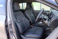 ブルーのステッチや凝ったパターンが特徴の前席は、シートヒーター付き。ちなみに、ステアリングヒーターも標準で備わる。