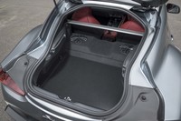 荷室の容量は290リッター。キャビンとの間に隔壁は備わらない。