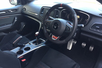 「トロフィー」に標準装備されるナパレザーとアルカンターラで仕立てられたステアリングホイール。男を“その気”にさせる演出にたけている。