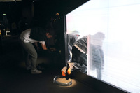 映像作家の林響太朗氏とアートディレクターの黒谷優美氏による「VISIBLE INVISIBLE／みえるもの みえないこと」。エントランスは茶室のにじり口を再解釈。内部には映像が投影されている。