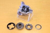 「アシンメトリックLSD」とは、既存のクラッチ型LSDにカム機構を追加したもの。減速側と高速側でカム角が異なり（カム山が不等脚台形となっている）、加速・減速のそれぞれで最適な差動制限力を発生させられる。