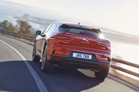 ジャガー初の量産型EV「Iペース」がデビューの画像