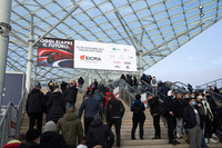 グリーンパスなどのチェックが行われるメインゲートを抜けてすぐの、頭上に輝く電光掲示板。今回の来場者は、その94％がインターネットでチケットの購入を済ませ、割り当てられた入場用QRコードをゲートのリーダーにかざして入場したという。