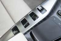 こちらはセンターコンソールの左側。先頭がオーディオのボリュームで、後ろにアイドリングストップのオン／オフ、リアスポイラーの展開／格納、エキゾーストシステムの設定スイッチが続く。