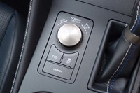 軽量化を最優先する“パフォーマンスパッケージ”以外のグレードには、後輪左右の駆動力を最適に電子制御するTVD（写真中央左側のスイッチ）がオプション設定される。