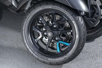 ブルーのアクセントが目を引くフロントホイール。車輪のサイズは前後とも14インチと、同クラスの平均的なサイズ（13インチ）よりも大きい。