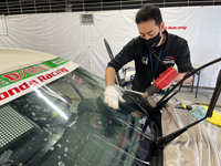 コボテクトではウィンドウフィルム施工のスクールも展開。工具の使い方やフィルムの扱い方、ガラス特性を理解したうえでの施工方法、部位ごとの仕上げ技術などのノウハウを教え、施工事業の開業サポートを行う。