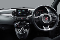 オーディオ／ハンズフリーコントローラー付きの専用レザースポーツステアリングホイールやシフトノブを採用する「500Sマヌアーレ・ロッサ」のインテリア。