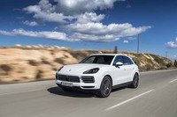 新型「ポルシェ・カイエン」が世界初公開されたのは2017年8月のこと。まずは「カイエン」と「カイエンS」が、少し遅れて「カイエン ターボ」がローンチされた。