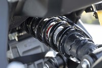 リアのサスペンションはシングルタイプ。水平に近い角度でレイアウトされている。