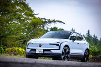 2025年8月21日に国内導入が発表されたボルボの電気自動車「EX30ウルトラ ツインモーター パフォーマンス」。ツインモーターの名称からもわかるように、前後にモーターを配置した4WD車となる。同モデルのほかに最低地上高を引き上げた「EX30クロスカントリー」なども設定され、EX30は一気に5バリエーション展開となった。
