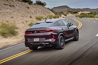 ワインディングロードを駆け上がる「X6 Mコンペティション」。リアスポイラーやホイールアーチのモール類が優れた走行性能をイメージさせる。
