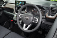 インテリアの基本デザインは「RS」と「G」で同じだが、ステアリングホイールとシフトセレクターに本革が巻かれるのはRSのみだ。