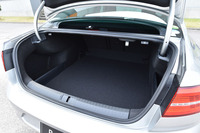 
	トランクリッドは、ボタン操作による電動開閉が可能。リアバンパーの下につま先をかざすだけでトランクリッドを開けられる機能も備わる。
	