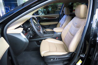 「プラチナム」に装備されるセミアニリンレザーのシート。