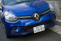 フロントバンパーのデザインは、従来型から大きく変更され、よりワイド感が強調されたものとなった。