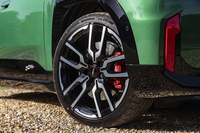 タイヤは「ジョンクーパーワークス エースマンE」（写真）が19インチで「ジョンクーパーワークスE」が18インチ。今回の試乗個体はどちらも「ハンコックiON evo R」（iONは電動車向けに開発した新シリーズ）を履いていた。