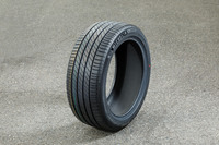 タイヤが摩耗しても続く排水性能や、「エナジーパッシブコンパウンド」による「AAA」の低燃費性能も「eプライマシー」のセリングポイント。転がり抵抗は従来型の「プライマシー4」と比べて18.4％の低減を実現している。