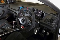 日本仕様車のコックピット周辺部。ステアリングホイールやシートはスエード調の表皮で仕立てられる。