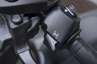 「スタンディングアシスト」のスイッチは左側のグリップ付近に配置される。作動状況は、メーター内のインジケーターに加え、ブザー音でも通知される。