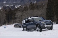 賢い4WDシステムと余裕のある最低地上高で、こんな雪深いところでも苦もなく走れてしまう。
