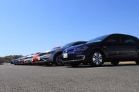 会場に勢ぞろいしたフォルクスワーゲンの現行モデルラインナップ。ボディー形状が異なっていても、共通した安全思想を用いて車両が設計・開発されているという。