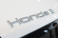 テールゲートに貼られた「Honda e」のバッジ。ホンダの電気自動車だから「ホンダe」。シンプルだが、冷静に考えたら相当に気合の入った車名だろう。