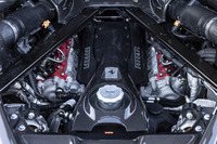 リアミドに搭載される4リッターV8エンジンはベースとなった「SF90ストラダーレ」よりも17PSアップの最高出力797PSを発生。前後3基のモーターは合計で13PS強化され、同233PSを発生する。システム最高出力は実に1030PSを誇る。