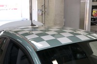 チェッカードフラッグを思わせるカラーリングのルーフ。「Verde Monza 1958」と名付けられたグリーンと、ホワイトのツートンカラーとなっている。